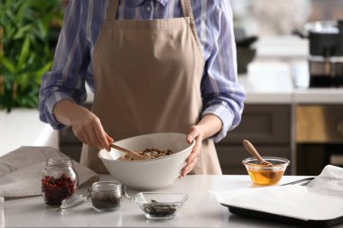 Kadın mutfakta lezzetli granola barlar yapma