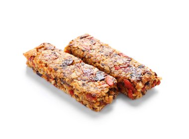 Beyaz zemin üzerine lezzetli granola barlar
