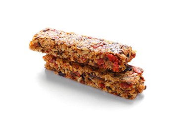 Beyaz zemin üzerine lezzetli granola barlar