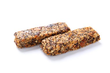 Beyaz zemin üzerine lezzetli granola barlar
