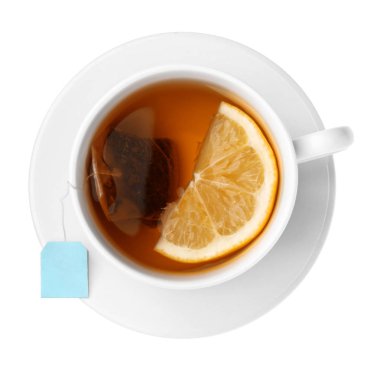 Beyaz arka planda limonlu sıcak çay.