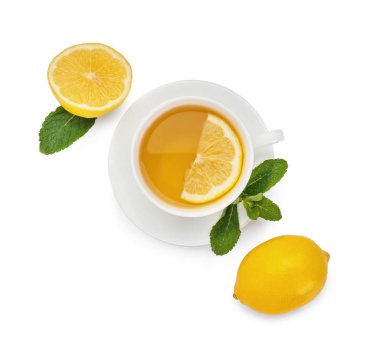 Beyaz arka planda limonlu sıcak çay.