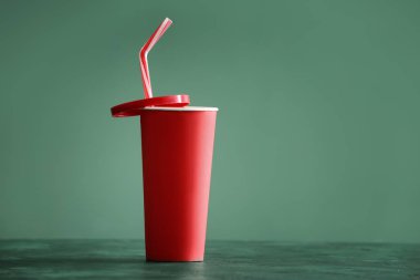 Kağıt bardak renk tablosu üzerinde lezzetli soda
