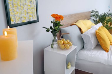 Modern konforlu yatak odası.