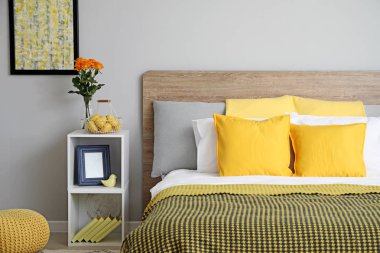 Modern konforlu yatak odası.