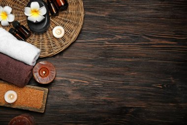 Ahşap arka planda güzel bir spa kompozisyonu