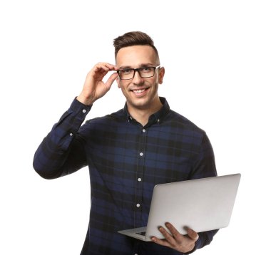 Beyaz arka planda dizüstü bilgisayarı olan genç adam.