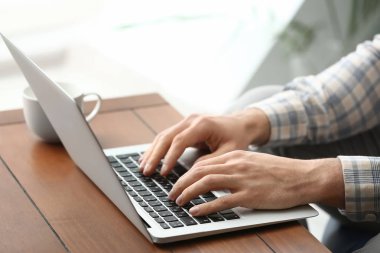 Genç adam dizüstü evde, closeup ile çalışma