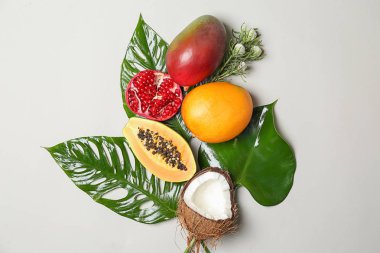 Tropikal meyve ve yaprakları beyaz arka plan üzerinde