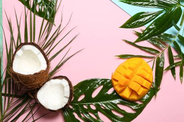 Yeşilden bir tropikal çerçeve bırakır ve renk arka plan üzerinde meyve