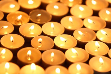 Tablo üzerinde birçok yanan mumlar