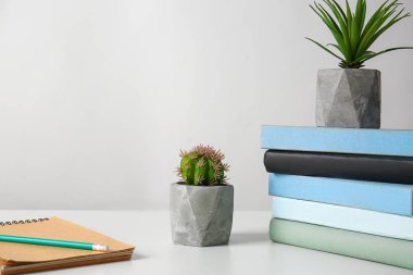 Tencere ile masa lambası ileti örneğine yeşil bitkiler