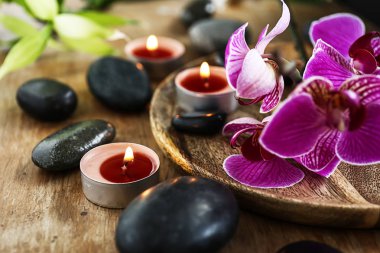 Taşlar, mumlar ve masaya, closeup çiçek güzel spa kompozisyonu