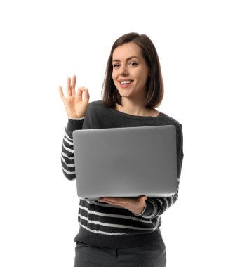 Tamam gösterilen laptop ile genç kadın hareketi beyaz arka plan üzerinde