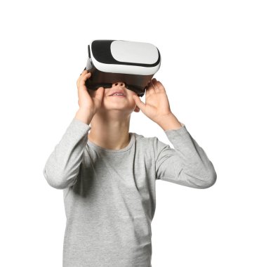 Beyaz arka plan üzerinde sanal gerçeklik gözlüklü şirin çocuk