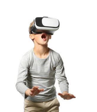 Beyaz arka plan üzerinde sanal gerçeklik gözlüklü şirin çocuk