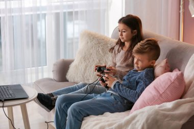 Sevimli küçük çocuklar evde bilgisayar oyun oynarken