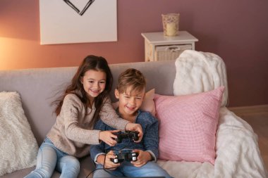 Sevimli küçük çocuklar evde bilgisayar oyun oynarken