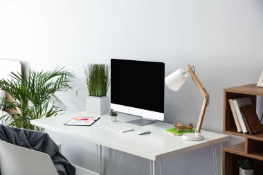 Şık çalışma alanı hafif duvarının yakınında modern bilgisayar ile