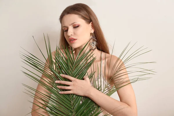 Retrato Mulher Bonita Com Folhas Tropicais Verdes Fundo Claro — Fotografia de Stock