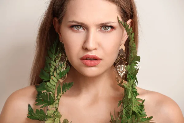 Retrato Mujer Hermosa Con Hojas Helecho Verde Sobre Fondo Claro — Foto de Stock