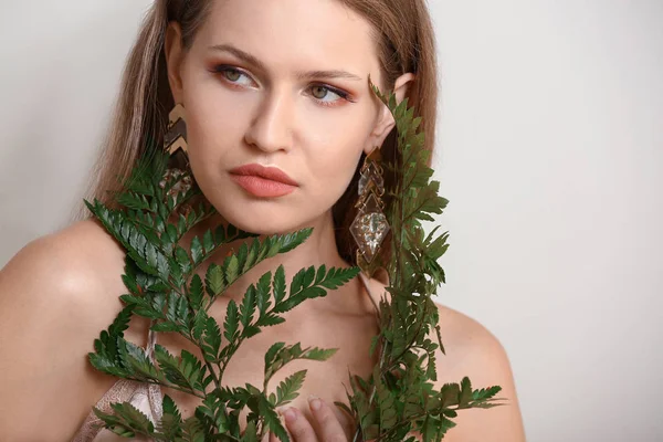 Porträtt Vacker Kvinna Med Grön Ormbunke Lämnar Ljus Bakgrund — Stockfoto