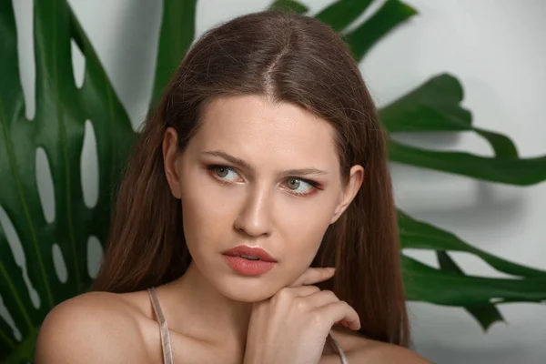 Retrato Mujer Hermosa Con Hoja Tropical Verde Sobre Fondo Claro — Foto de Stock