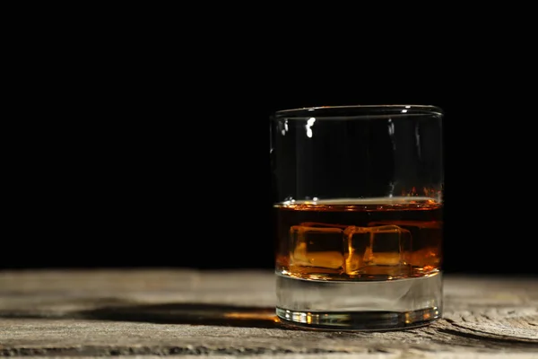 Glas Whisky Houten Tafel Tegen Donkere Achtergrond — Stockfoto