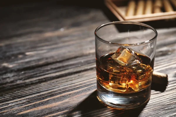 Glas Whisky Och Cigarr Träbordet — Stockfoto