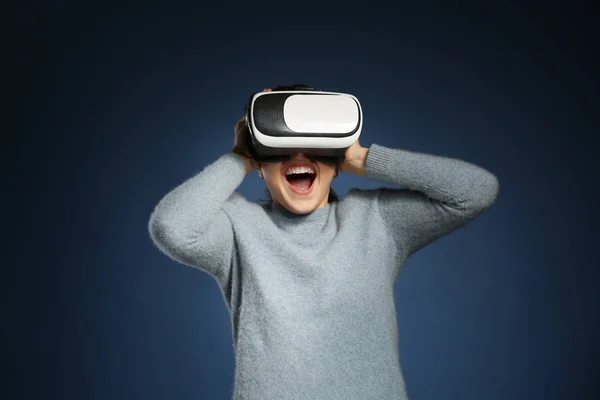 Junge Frau Mit Virtual Reality Brille Auf Farbigem Hintergrund — Stockfoto