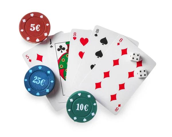 Kartları Dices Beyaz Arka Plan Üzerinde Poker Oyunu Için Fiş — Stok fotoğraf