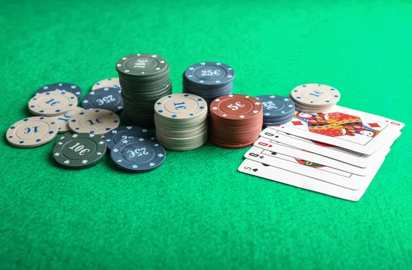 Τσιπς Κάρτες Για Παιχνίδι Πόκερ Στο Τραπέζι Στο Καζίνο — Φωτογραφία Αρχείου