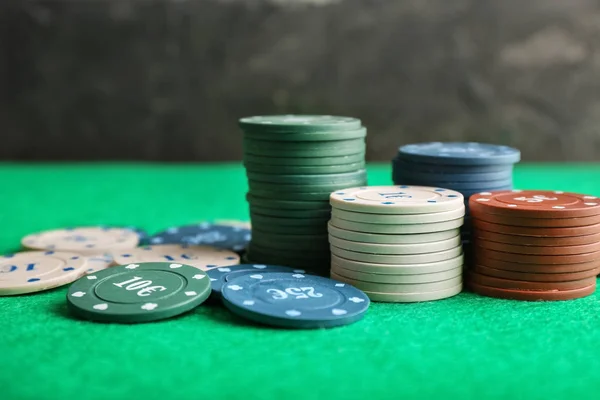 カジノのテーブルでのポーカー ゲームのためのチップ — ストック写真