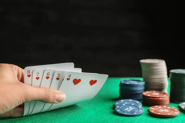 若い女性のクローズ アップのカジノでポーカーをプレイ — ストック写真