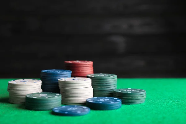 Chips Gioco Del Poker Sul Tavolo Nel Casinò — Foto Stock