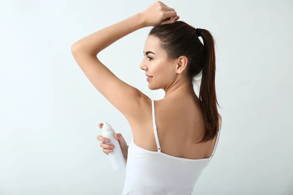 Jovem Mulher Usando Desodorizante Fundo Branco — Fotografia de Stock
