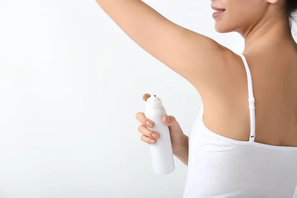 Ung Kvinna Använder Deodorant Vit Bakgrund — Stockfoto