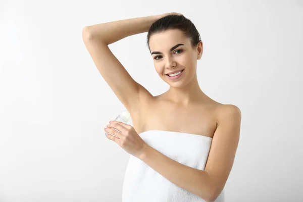 Jovem Mulher Usando Desodorizante Fundo Branco — Fotografia de Stock