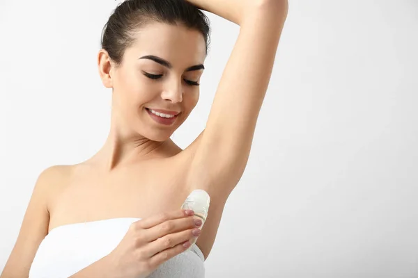 Jovem Mulher Usando Desodorizante Fundo Branco — Fotografia de Stock