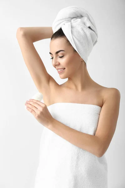 Giovane Donna Utilizzando Deodorante Sfondo Bianco — Foto Stock