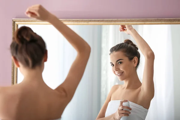 Jovem Mulher Usando Desodorizante Frente Espelho — Fotografia de Stock