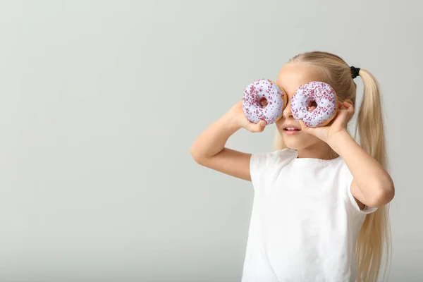 Cute Little Girl Donuts Light Background — Stock Photo, Image