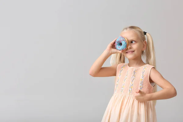 Cute Little Girl Donut Light Background — Stock Photo, Image