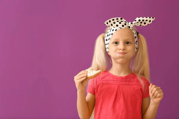 Милая Маленькая Девочка Пончиком Цветном Фоне — стоковое фото
