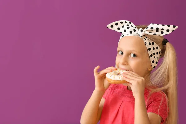 Linda Niña Con Rosquilla Fondo Color — Foto de Stock