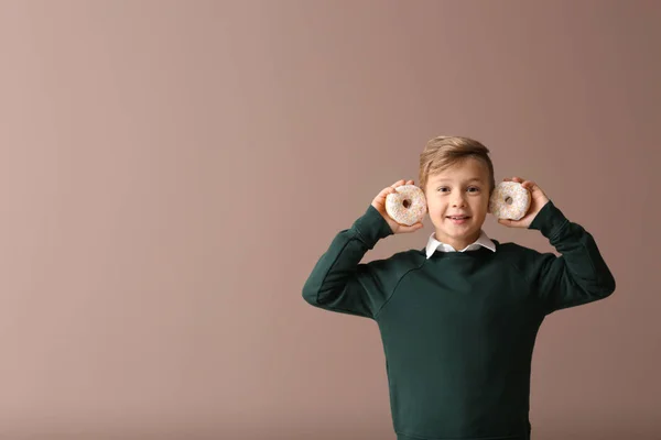 Lindo Niño Con Rosquillas Fondo Color — Foto de Stock