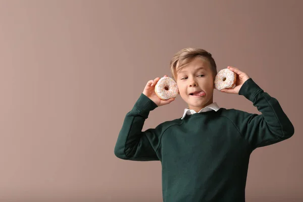 Симпатичный Маленький Мальчик Пончиками Цветном Фоне — стоковое фото