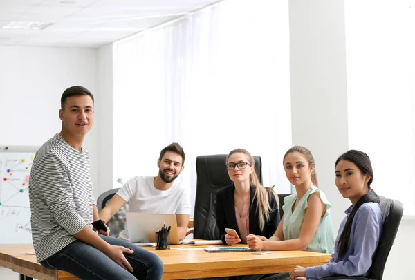 Jovens Reunião Negócios Escritório — Fotografia de Stock