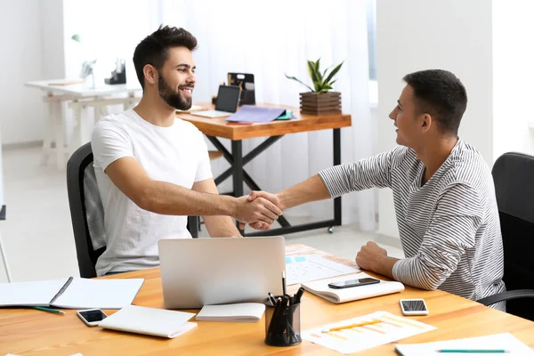Young Men Shaking Hands Office — Stock Photo, Image