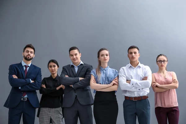 Equipo Jóvenes Sobre Fondo Gris — Foto de Stock